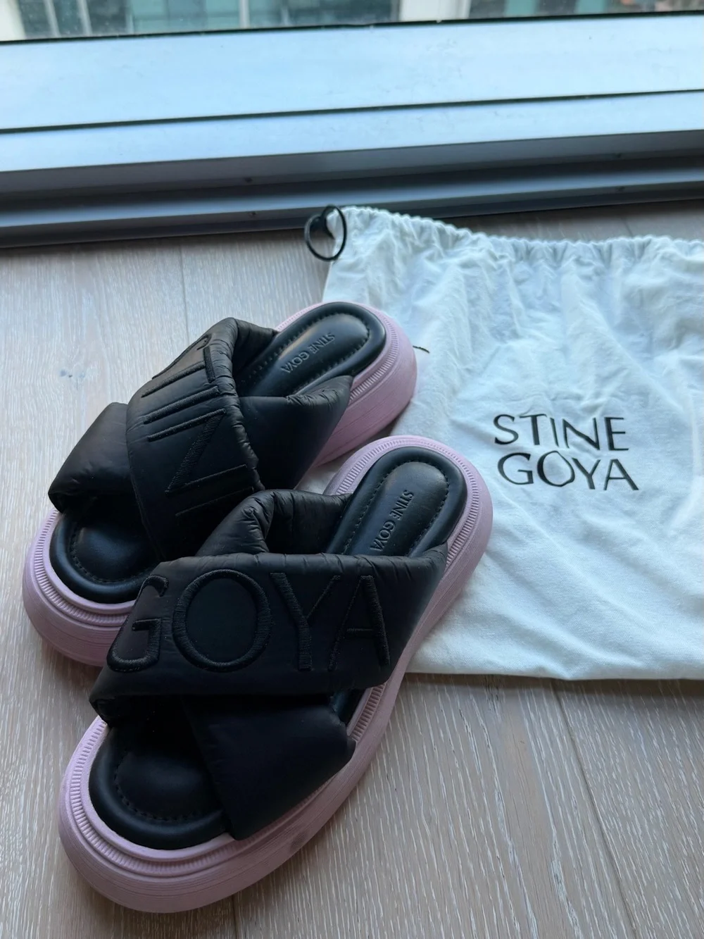 STINE GOYA Black and Light Pink Padded Cross-Strap Slide Sandals